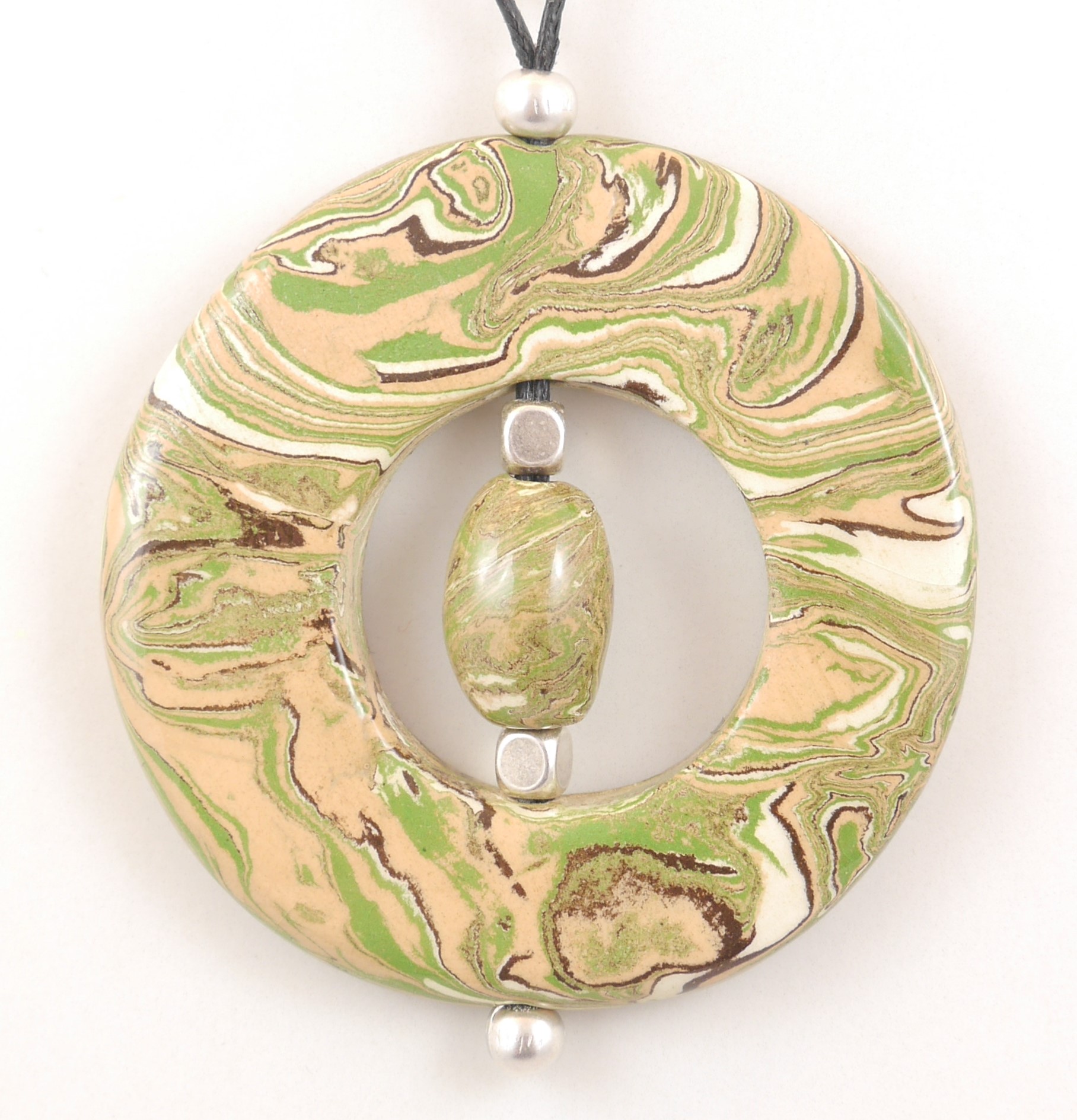 Collier artisanal beige terre mélé de Nadia Eskenazi Ceramic-Mac, créatrice de bijoux de fantaisie